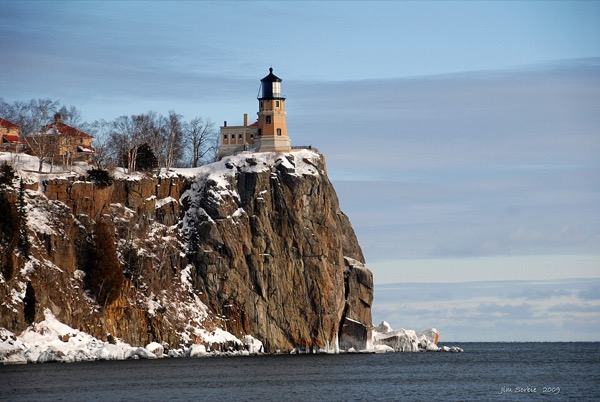 Split Rock Lighthouse on the cliff above Lake Superior